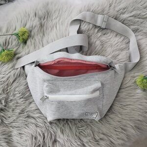 The HERSCHEL Supply Co. "Seventeen" Light Heather Gray Waist Bag- NWT- rare